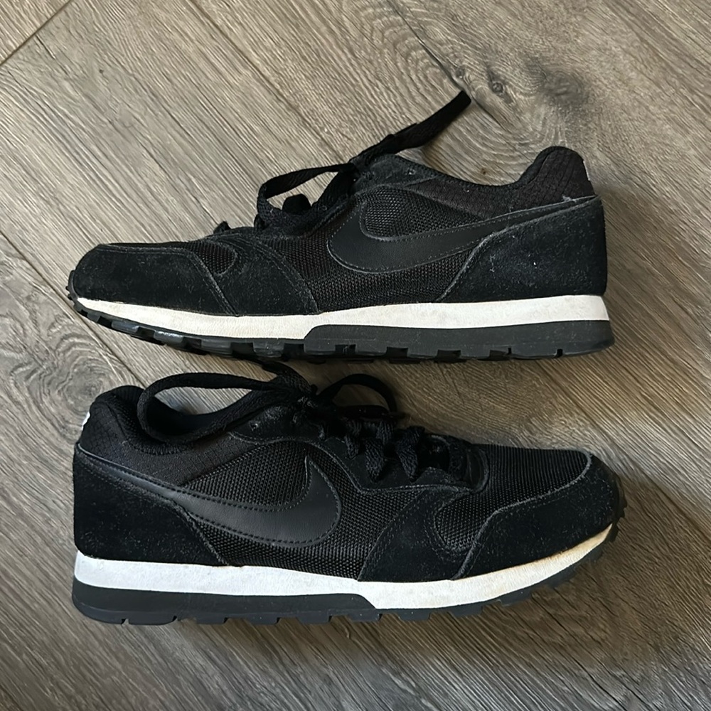 Nike MD Runner 2 Women's Mid Trainer. Women’s size 7.